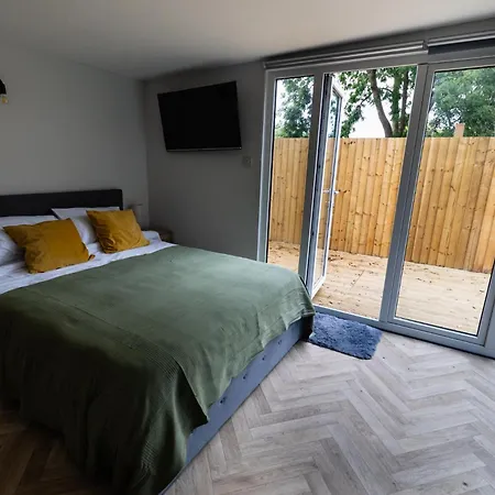 Апартаменти Peaceful, Private And Spacious Double Garden