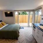 Peaceful, Private And Spacious Double Garden *
