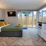 Peaceful, Private And Spacious Double Garden *