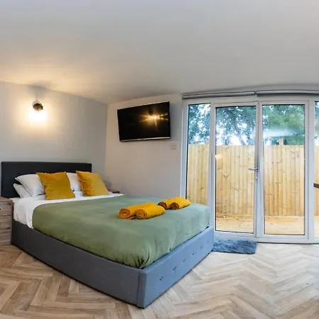Peaceful, Private And Spacious Double Garden Apartament Bristol