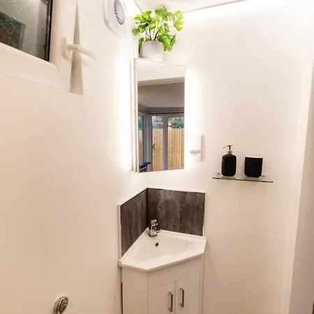 Peaceful, Private And Spacious Double Garden Apartament Bristol