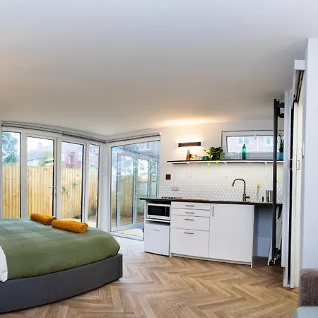 Peaceful, Private And Spacious Double Garden *