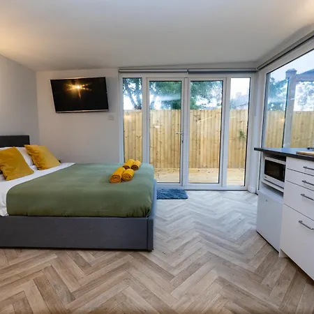 Peaceful, Private&spacious Double Garden *