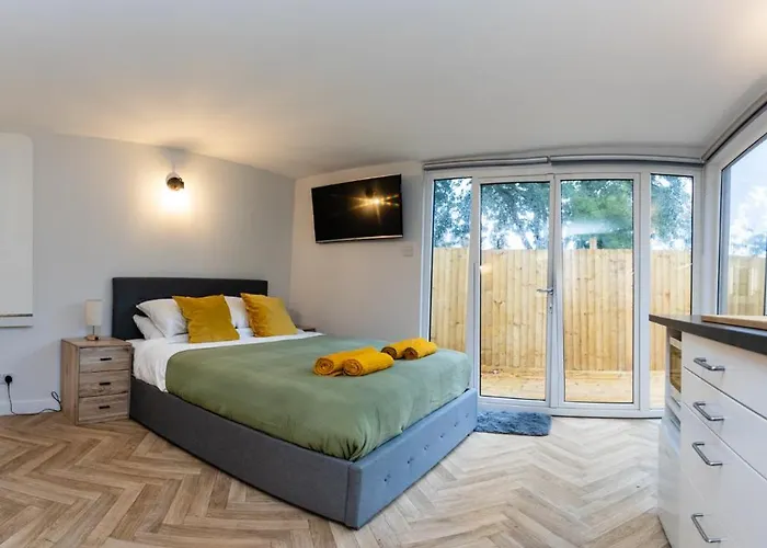 Peaceful, Private And Spacious Double Garden Apartment Bristol