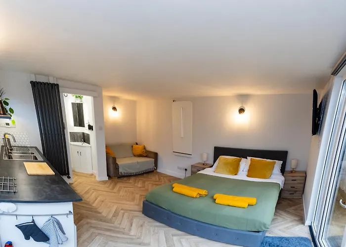 Peaceful, Private And Spacious Double Garden Apartment *