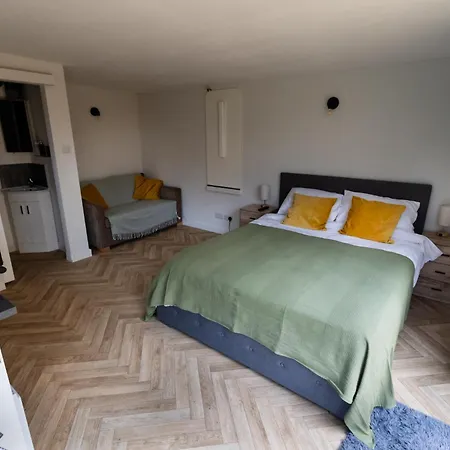 Peaceful, Private And Spacious Double Garden * Bristol