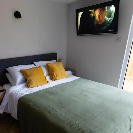 Apartament Peaceful, Private And Spacious Double Garden