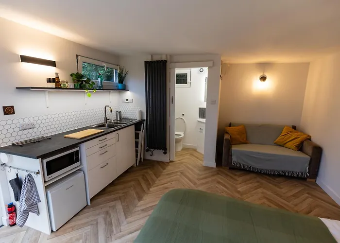 Peaceful, Private And Spacious Double Garden